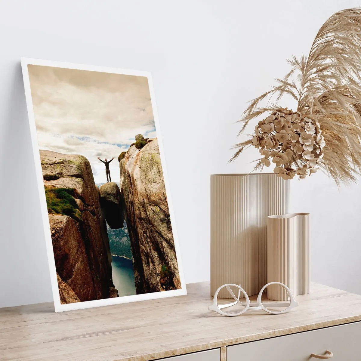 Poster - Ein Mann steht auf einem Felsen zwischen Klippen - 50x70cm - Wie geht's mir?! - Moderne Wanddekoration für Wohnzimmer und Schlafzimmer ARTTOR