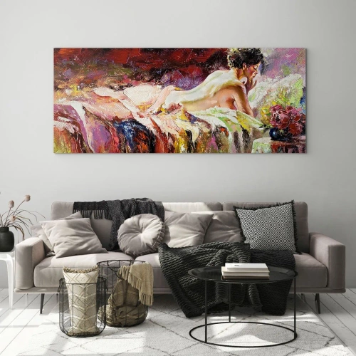Glasbild - Bild auf glas - Eine Frau liegt auf einem Bett vor einem Hintergrund aus abstrakten Farben. - 160x50cm - Venus in Gedanken - Moderne Wanddekoration für Wohnzimmer und Schlafzimmer ARTTOR