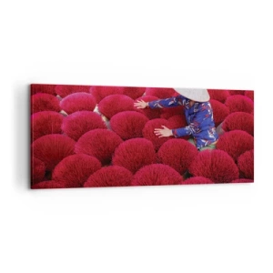 Bild auf Leinwand - Leinwandbild - Eine Frau mit traditionellem Hut zwischen roten Räucherstäbchen - 120x50cm - Im Reisfeld - Moderne Wanddekoration für Wohnzimmer und Schlafzimmer ARTTOR