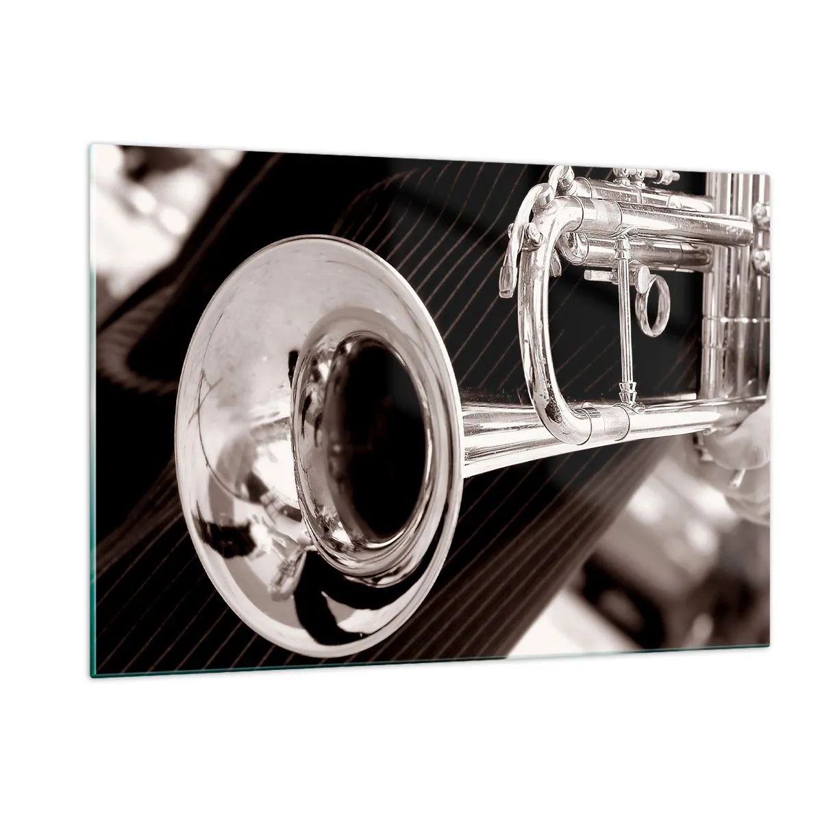 Glasbild - Bild auf glas - Silberne Trompete auf einem Sepia-gestreiften Hintergrund - 120x80cm - Eine musikalische Reise in die 1930er Jahre - Moderne Wanddekoration für Wohnzimmer und Schlafzimmer ARTTOR