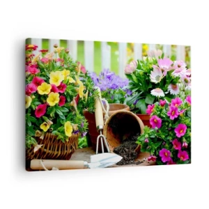 Bild auf Leinwand - Leinwandbild - Bunte Blumen in Töpfen mit Gartengeräten auf dem Tisch - 70x50cm - Zosias Garten - Moderne Wanddekoration für Wohnzimmer und Schlafzimmer ARTTOR