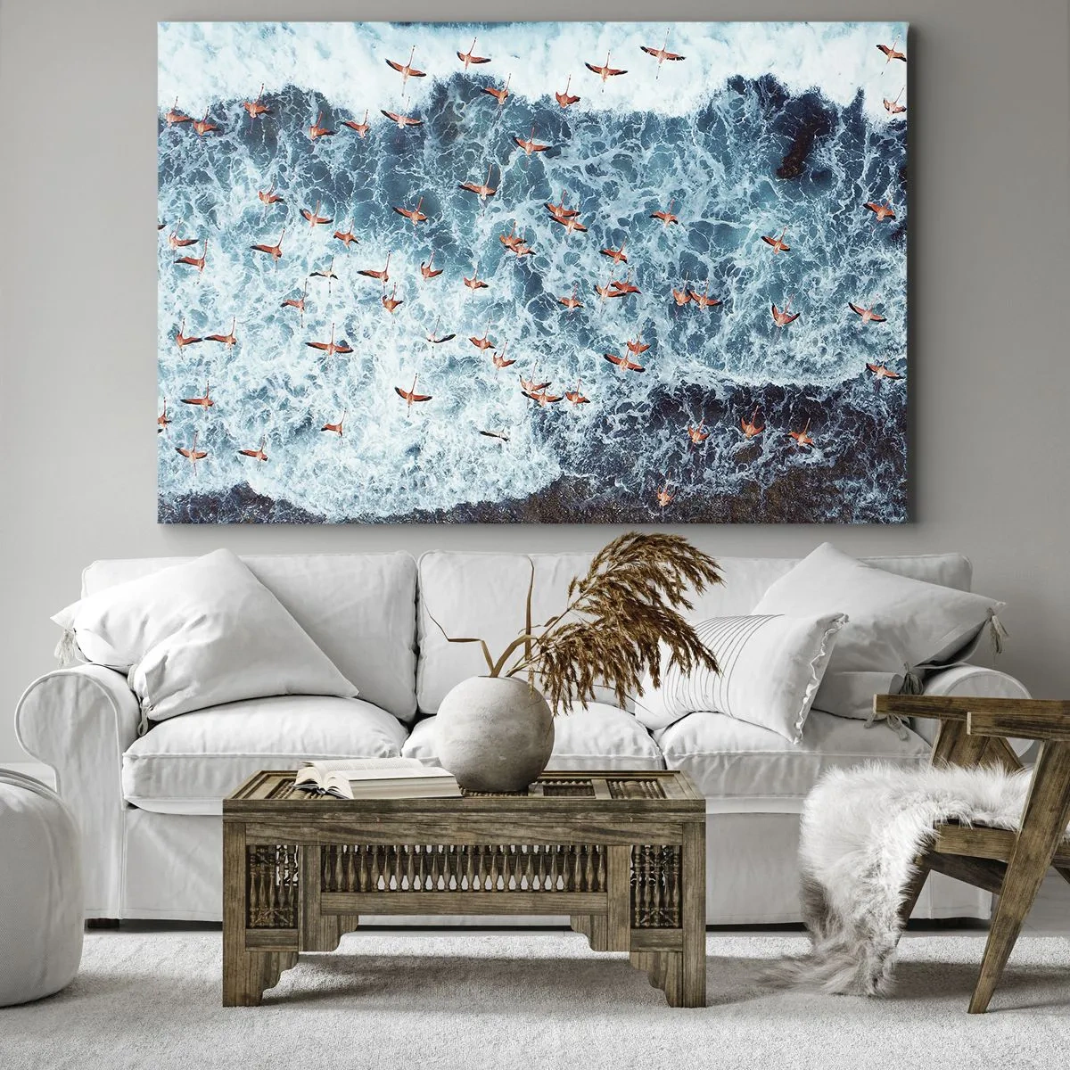Bild auf Leinwand - Leinwandbild - Eine Vogelperspektive auf rosa Flamingos über einem blauen Ozean - 100x70cm - Die Küstenparade - Moderne Wanddekoration für Wohnzimmer und Schlafzimmer ARTTOR