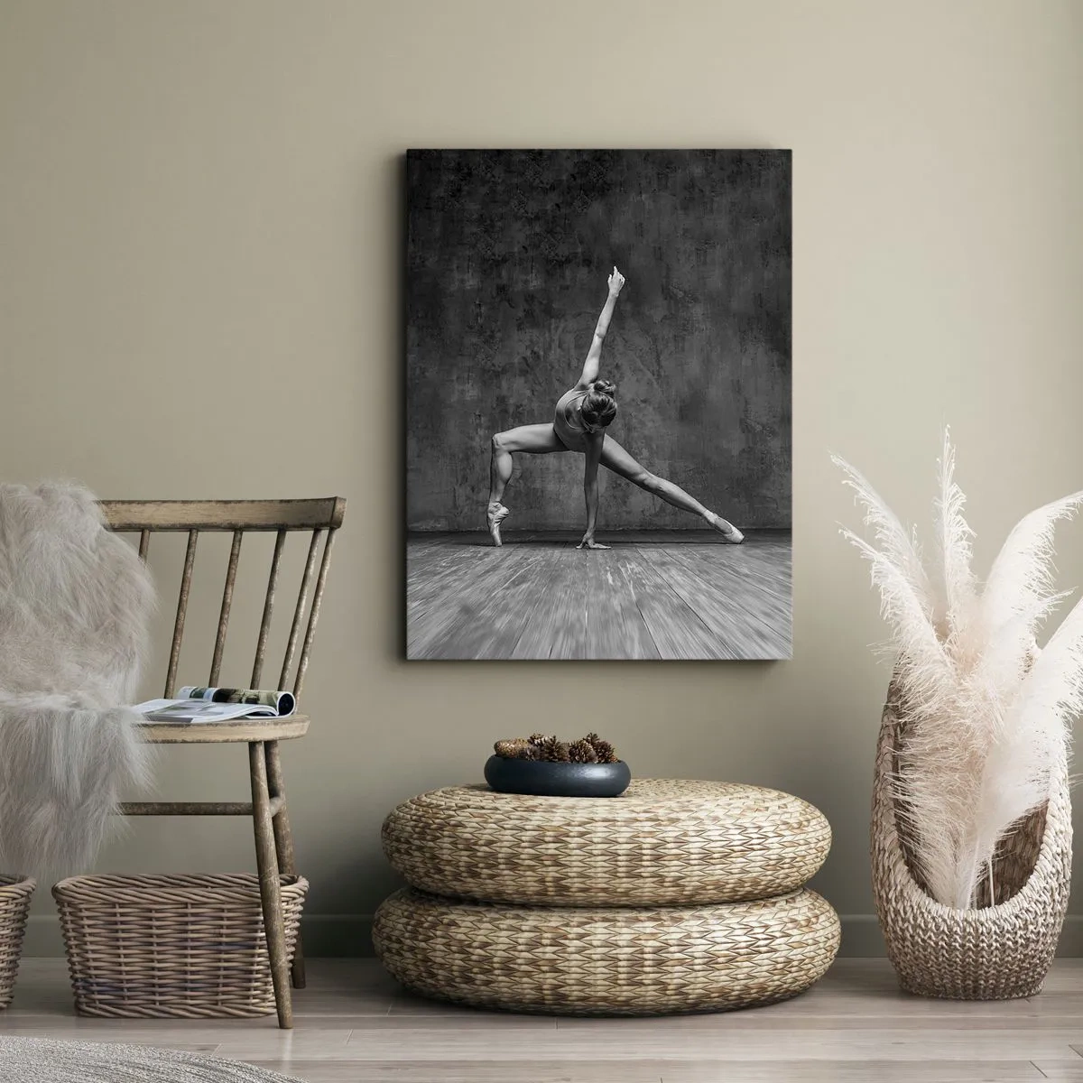 Bild auf Leinwand - Leinwandbild - Eine Tänzerin in künstlerischer Pose vor einer rohen Wand - 70x100cm - Das Ideal des Gleichgewichts - Moderne Wanddekoration für Wohnzimmer und Schlafzimmer ARTTOR
