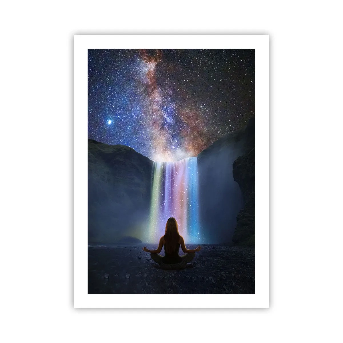 Poster - Eine Frau meditiert an einem leuchtenden Wasserfall unter einem Sternenhimmel. - 50x70cm - Absolute Harmonie - Moderne Wanddekoration für Wohnzimmer und Schlafzimmer ARTTOR