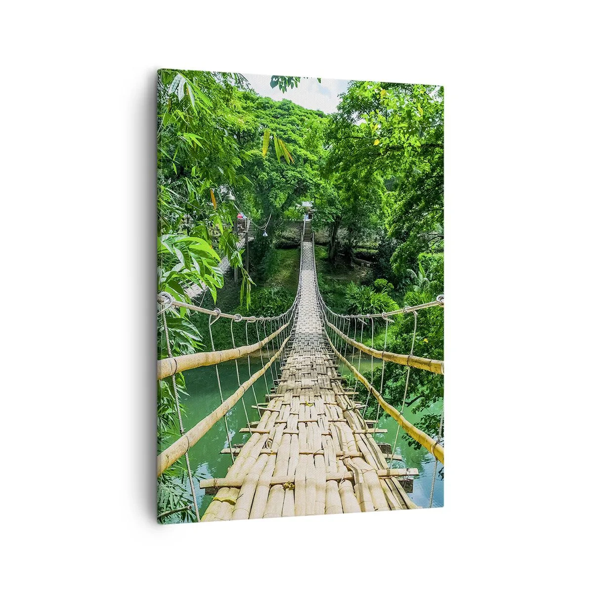 Bild auf Leinwand - Leinwandbild - Eine hängende Bambusbrücke, umgeben von Grün - 50x70cm - Monkey Bridge über das Grün - Moderne Wanddekoration für Wohnzimmer und Schlafzimmer ARTTOR