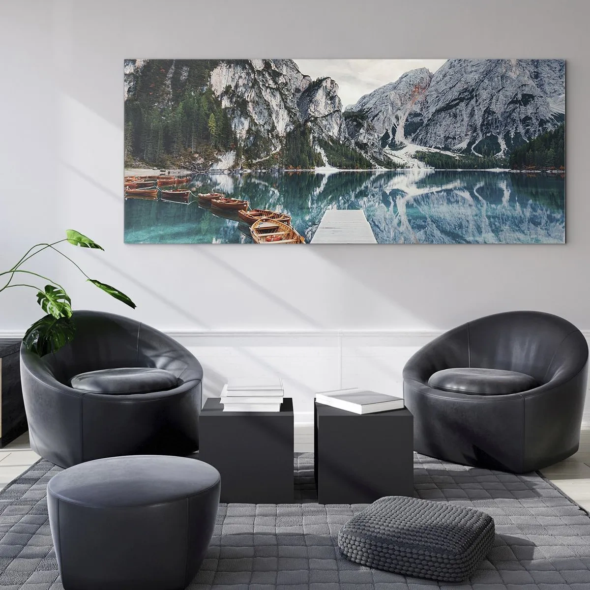 Glasbild - Bild auf glas - Ein See mit Booten, umgeben von Bergen - 120x50cm - Wir zeigen Ihnen Schönheit - Moderne Wanddekoration für Wohnzimmer und Schlafzimmer ARTTOR