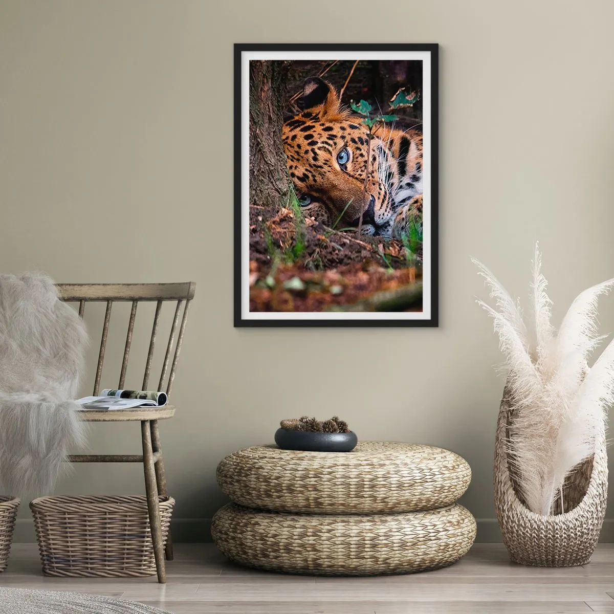 Poster in einem schwarzem Rahmen - Ein liegender Leopard mit intensiv blauen Augen - 50x70cm - Vertrau mir - Moderne Wanddekoration für Wohnzimmer und Schlafzimmer ARTTOR