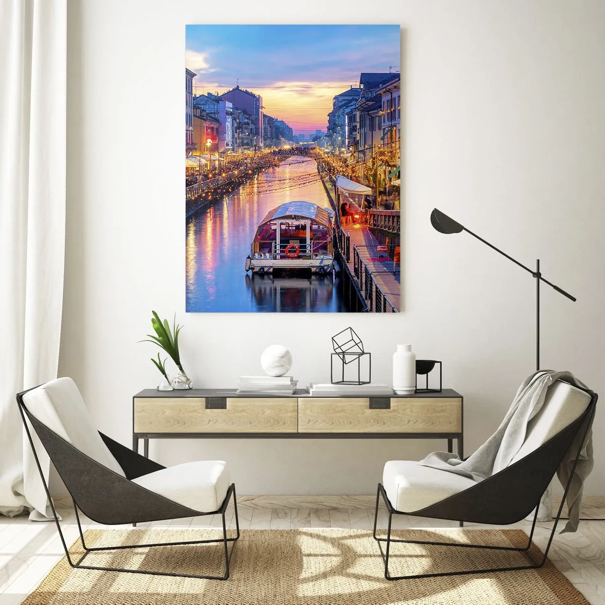 Glasbild - Bild auf glas - Abendlicher Blick auf den beleuchteten Kanal mit Booten und Cafés - 50x70cm - Ein Abend voller Licht und Spaß - Moderne Wanddekoration für Wohnzimmer und Schlafzimmer ARTTOR