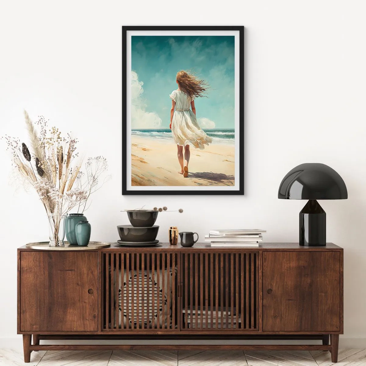 Poster in einem schwarzem Rahmen - Eine Frau in einem weißen Kleid geht am Strand am Meer spazieren - 50x70cm - Der Sonne und dem Wind begegnen - Moderne Wanddekoration für Wohnzimmer und Schlafzimmer ARTTOR