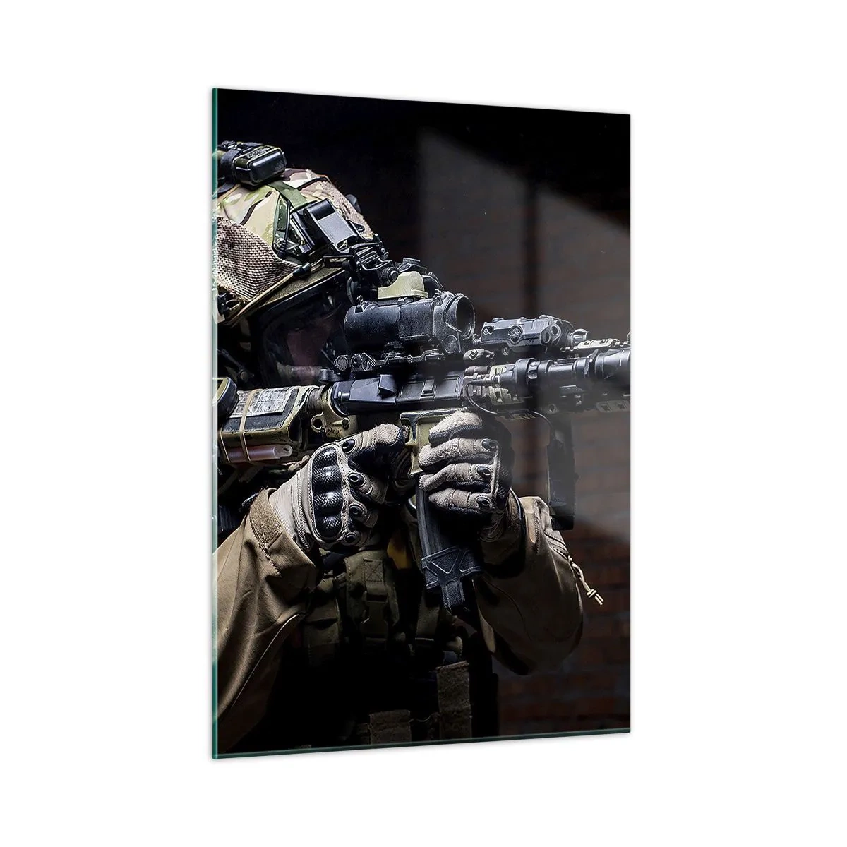 Glasbild - Bild auf glas - Ein Soldat in voller Montur mit einem Gewehr vor einer Ziegelmauer - 50x70cm - Tödlich wirksam - Moderne Wanddekoration für Wohnzimmer und Schlafzimmer ARTTOR