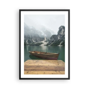 Poster in einem schwarzem Rahmen - Ein Boot am Pier mit Bergen und einem See im Hintergrund - 50x70cm - Und die stolzen Felsen der Stirn - Moderne Wanddekoration für Wohnzimmer und Schlafzimmer ARTTOR