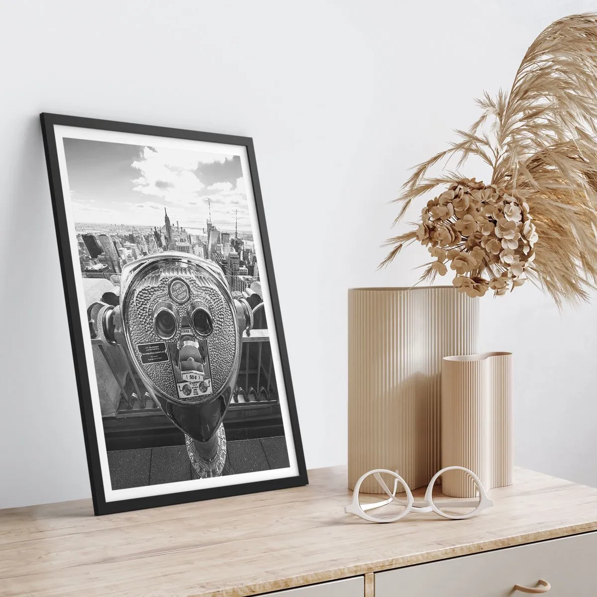Poster in einem schwarzem Rahmen - Eine monochrome Ansicht von New York City mit einem Fernglas im Vordergrund. - 50x70cm - Stadt über den Städten - Moderne Wanddekoration für Wohnzimmer und Schlafzimmer ARTTOR