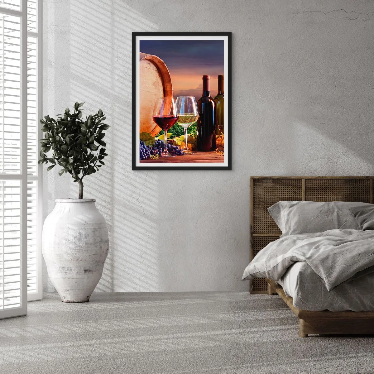 Poster in einem schwarzem Rahmen - Flaschen und Gläser Wein vor der Kulisse eines Fasses und des Sonnenuntergangs - 50x70cm - Hier schmeckt das Leben - Moderne Wanddekoration für Wohnzimmer und Schlafzimmer ARTTOR