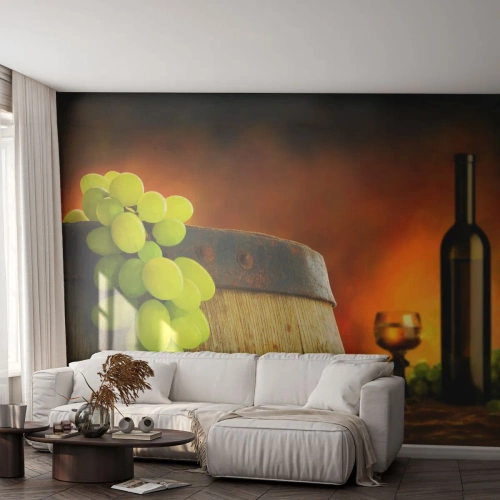Fototapete Premium Sand - Holzfass mit Trauben und einer Flasche Wein - 100x70cm - Stillleben mit einer Flasche Wein und einer Weintraube - Moderne Wanddekoration für Wohnzimmer und Schlafzimmer ARTTOR