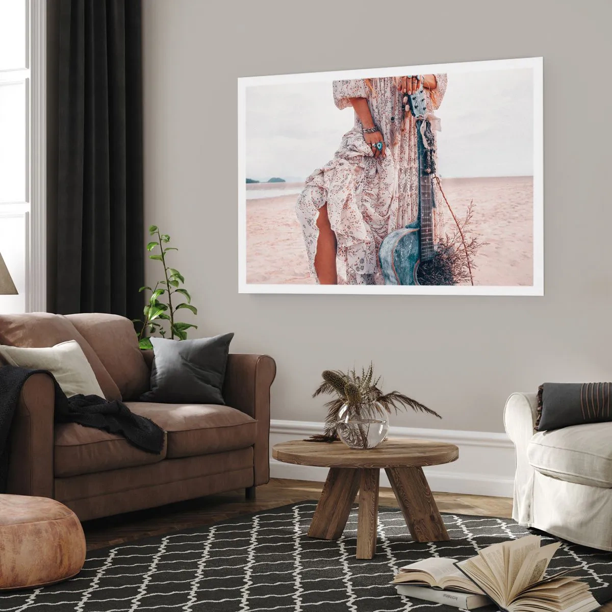 Poster - Frau im Boho-Stil mit Gitarre am Strand - 100x70cm - Kinderblumen auf dem Weg - Moderne Wanddekoration für Wohnzimmer und Schlafzimmer ARTTOR