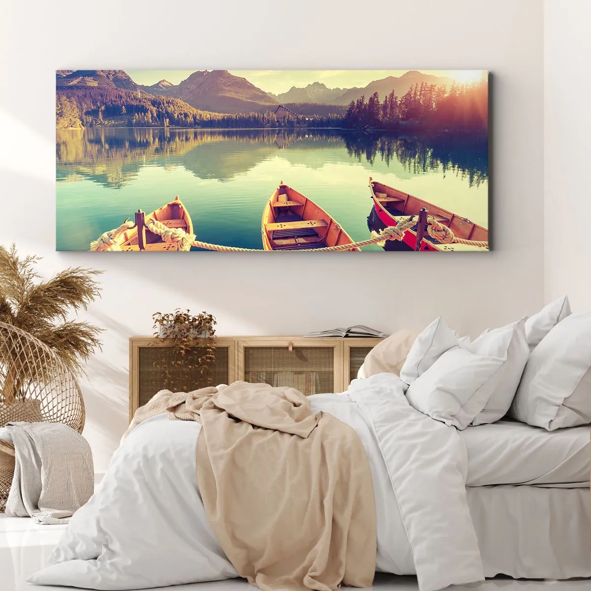 Bild auf Leinwand - Leinwandbild - Boote auf einem ruhigen See, umgeben von Bergen bei Sonnenuntergang - 120x50cm - Lebe nach ihren Gesetzen - Moderne Wanddekoration für Wohnzimmer und Schlafzimmer ARTTOR