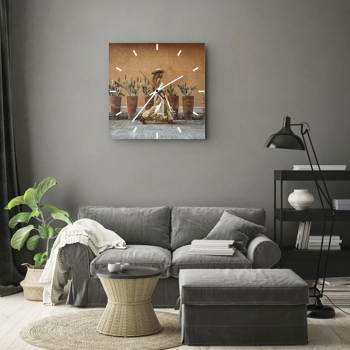 Wanduhr - Glasuhr - Eine Frau im Boho-Stil mit Töpfen voller Kakteen im Hintergrund. - 30x30cm - Hippie-Stil - Moderne Wanddekoration für Wohnzimmer und Schlafzimmer ARTTOR