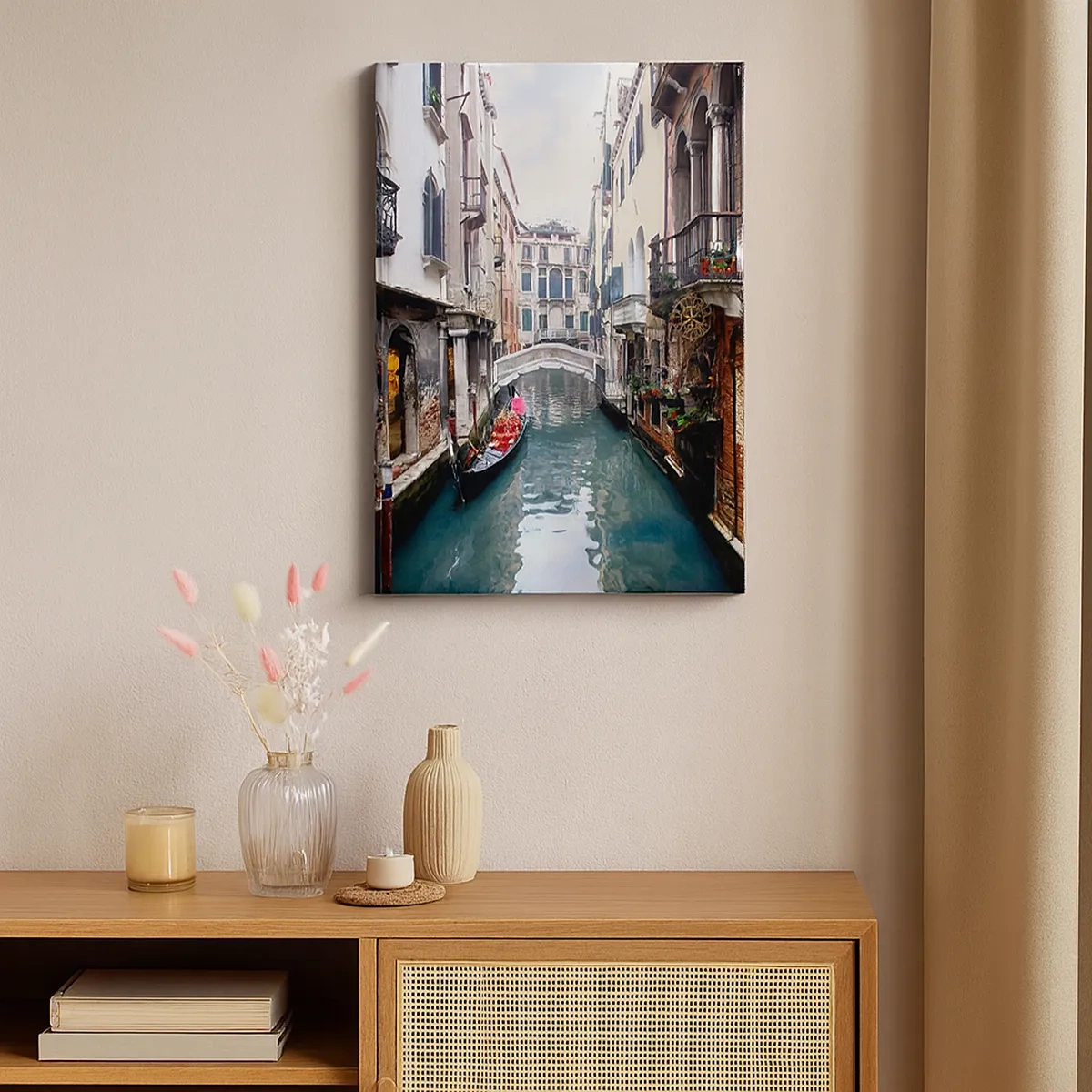 Bild auf Leinwand - Leinwandbild - Ein Kanal in Venedig mit einer Gondel und historischen Gebäuden - 50x70cm - Venezianische Landschaft mit Gondel und Brücke - Moderne Wanddekoration für Wohnzimmer und Schlafzimmer ARTTOR