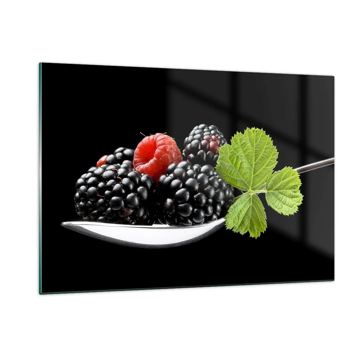 Glasbild - Bild auf glas - Himbeeren und Brombeeren auf einem Löffel mit einem grünen Blatt auf schwarzem Hintergrund - 120x80cm - Der Geschmack der Frische - Moderne Wanddekoration für Wohnzimmer und Schlafzimmer ARTTOR