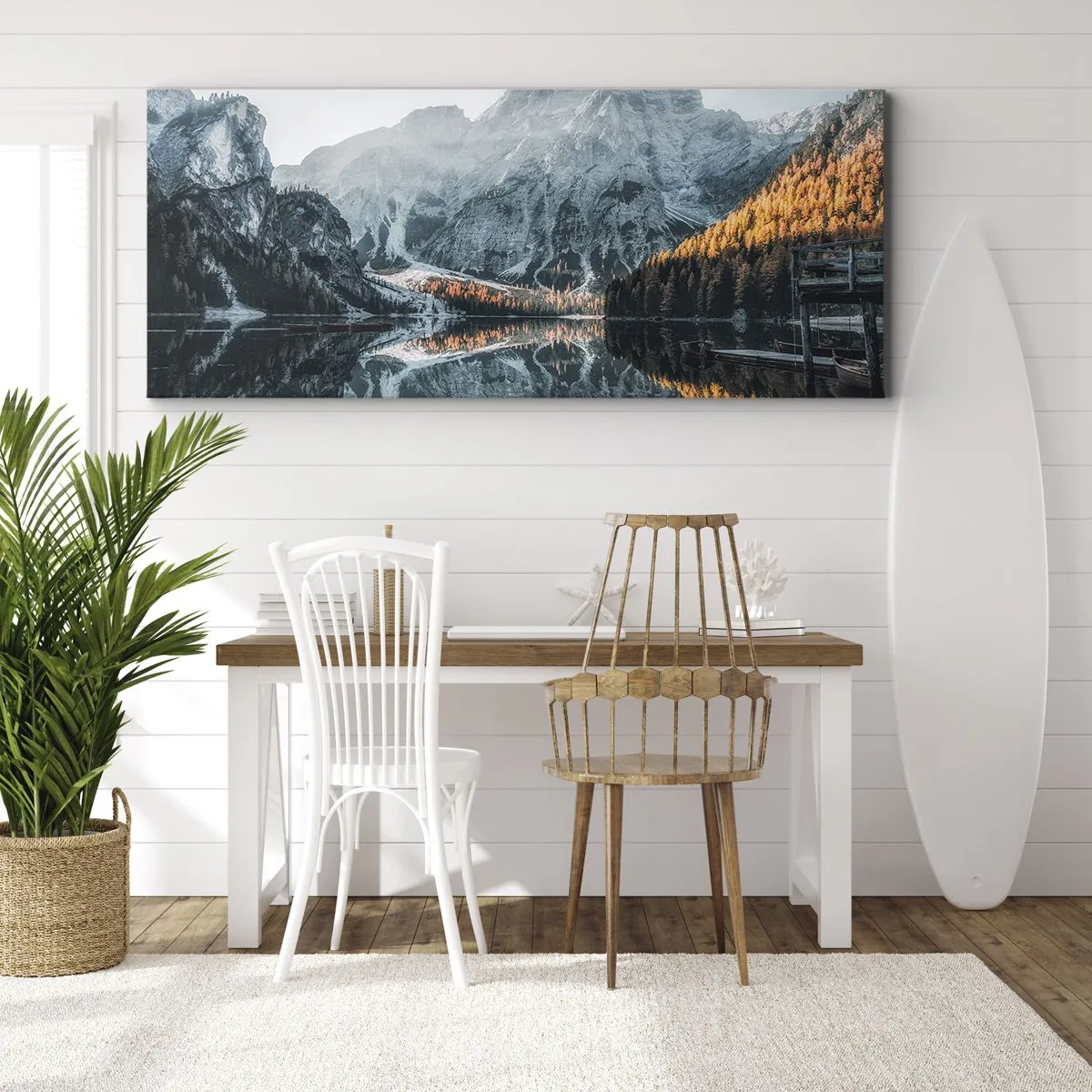 Bild auf Leinwand - Leinwandbild - Eine Berglandschaft spiegelt sich in der ruhigen Oberfläche eines Sees - 140x50cm - Spiegellandschaft - Moderne Wanddekoration für Wohnzimmer und Schlafzimmer ARTTOR