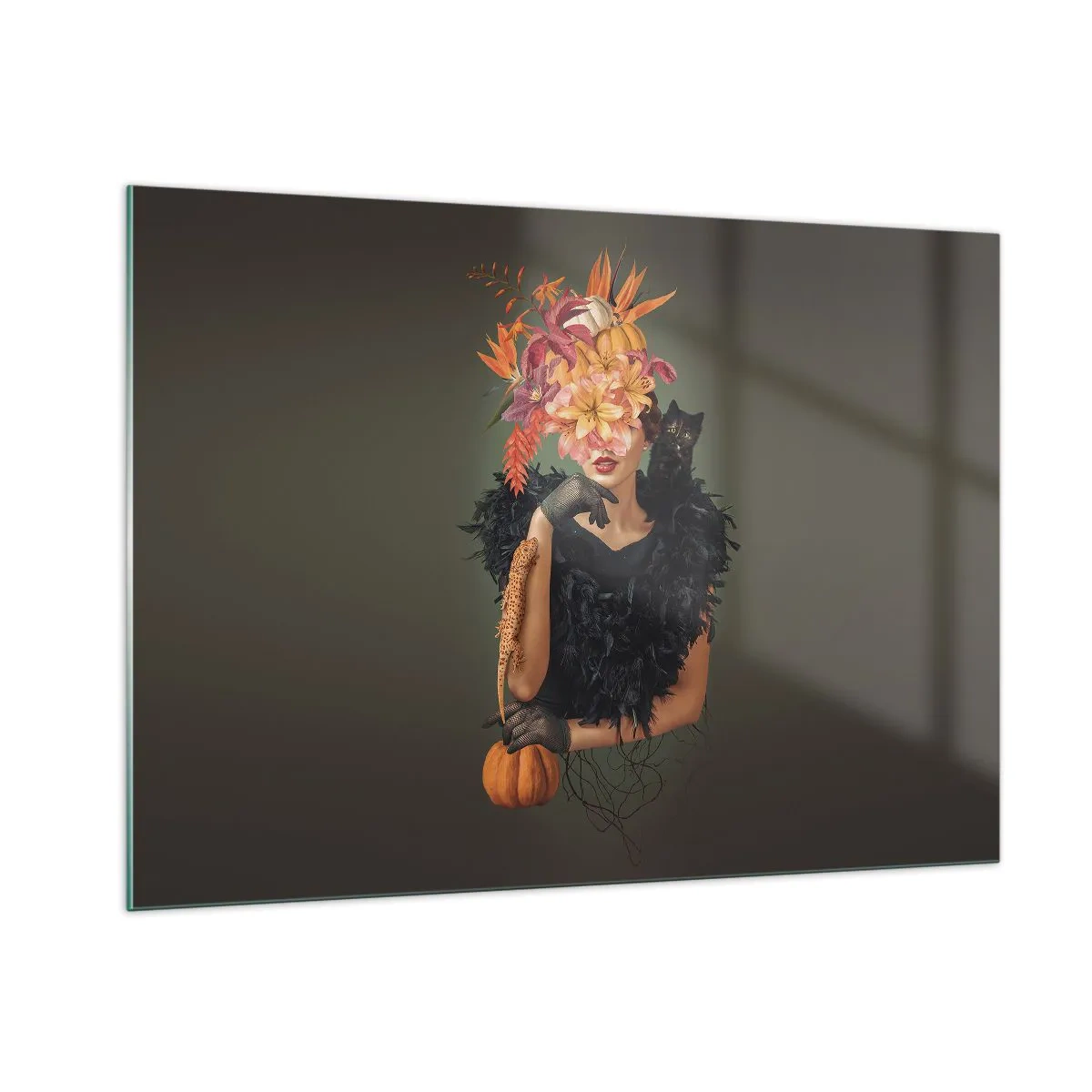 Glasbild - Bild auf glas - Figur einer Frau in Schwarz mit einem Kürbis, einer Katze und einem Blumenarrangement - 100x70cm - Der Zauber einer Hexe - Moderne Wanddekoration für Wohnzimmer und Schlafzimmer ARTTOR