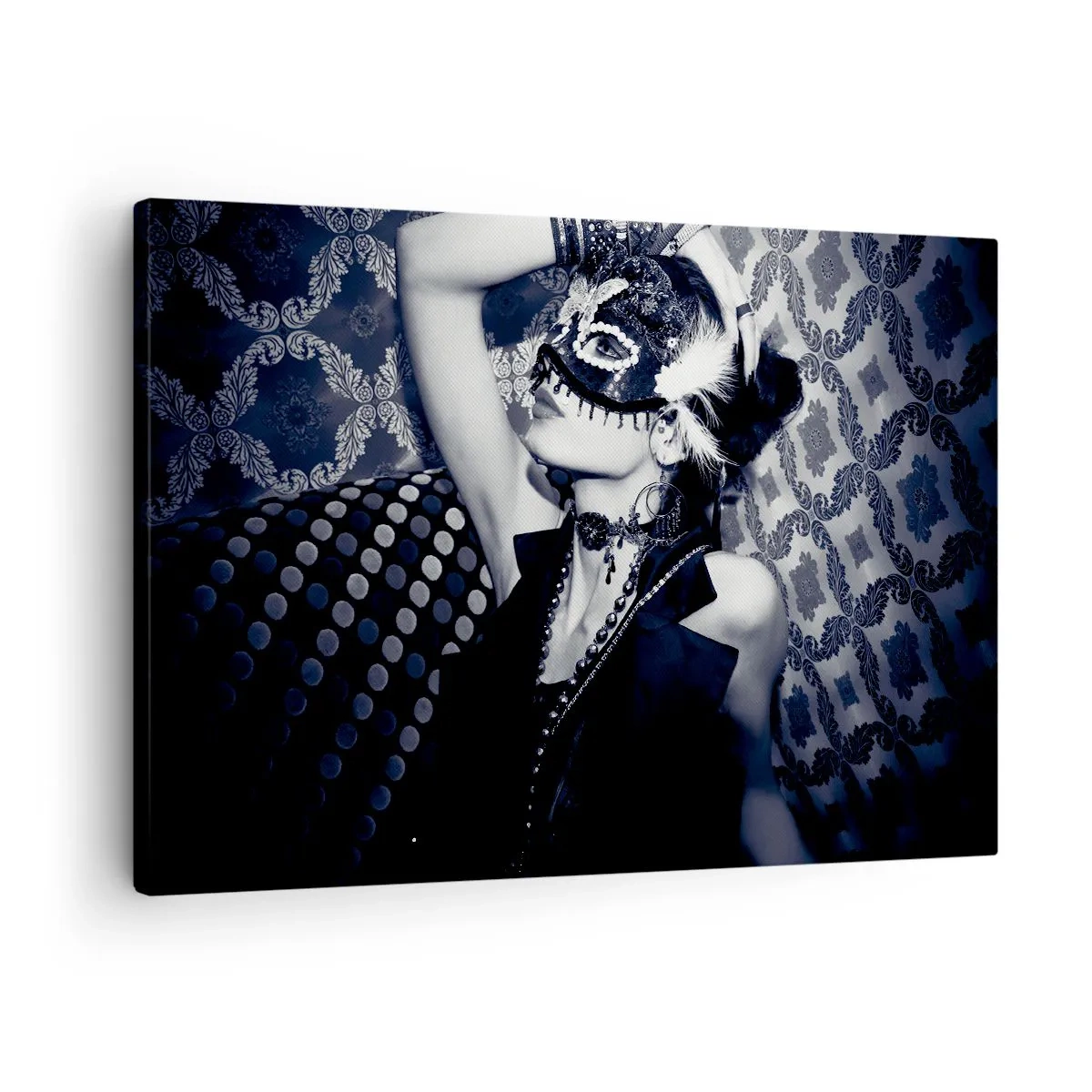 Bild auf Leinwand - Leinwandbild - Eine Frau mit einer venezianischen Maske vor einem Hintergrund aus kunstvollen Mustern. - 70x50cm - Dekorationen, Ornamente, Muster ... - Moderne Wanddekoration für Wohnzimmer und Schlafzimmer ARTTOR