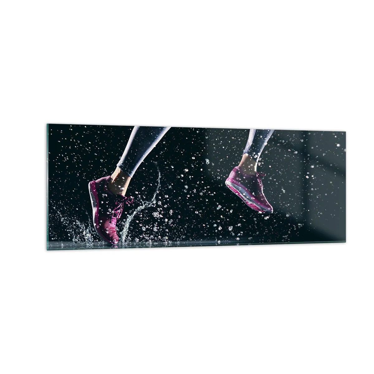 Glasbild - Bild auf glas - Eine dynamische Aufnahme eines Laufs im Regen vor schwarzem Hintergrund - 140x50cm - Wie viel Kraft in den Beinen - Moderne Wanddekoration für Wohnzimmer und Schlafzimmer ARTTOR