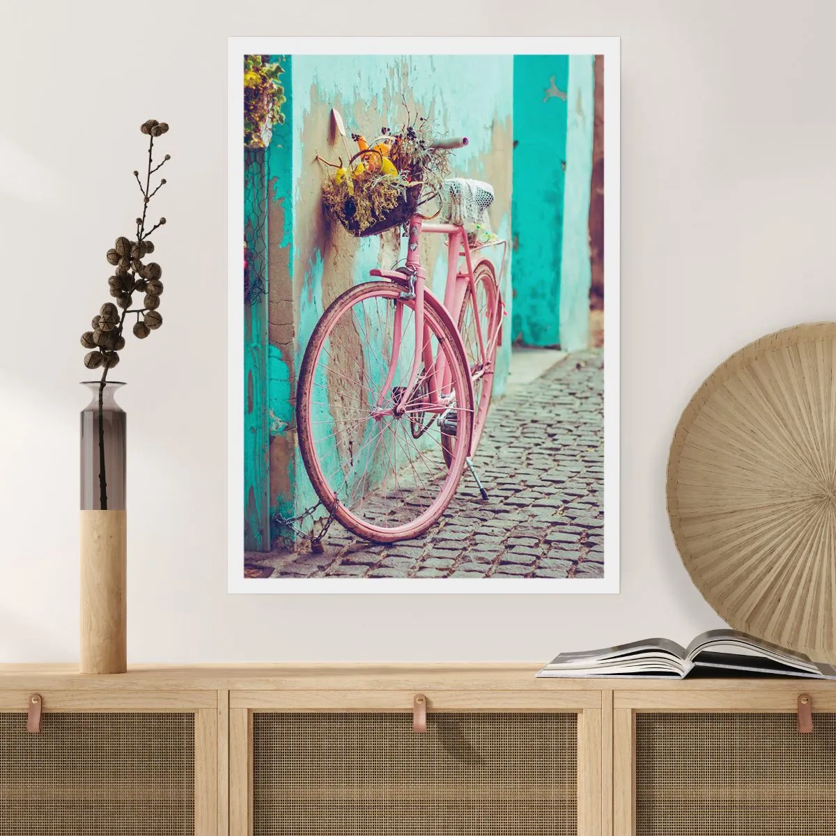 Poster - Ein rosa Fahrrad mit einem Korb auf einer rustikalen Straße - 50x70cm - Ich komme gleich wieder - Moderne Wanddekoration für Wohnzimmer und Schlafzimmer ARTTOR