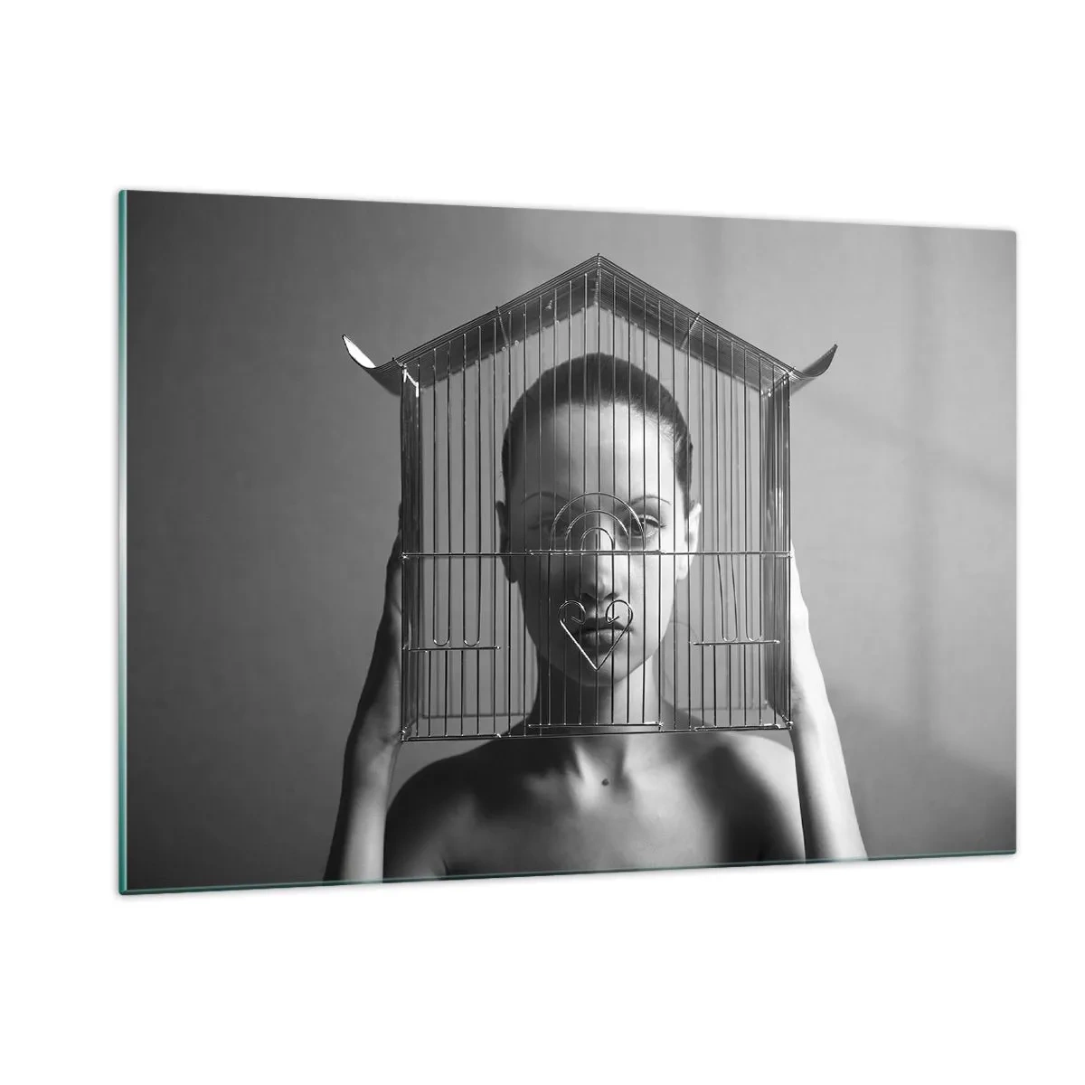 Glasbild - Bild auf glas - Frau mit einem hausförmigen Käfig im Gesicht in Schwarzweiß - 120x80cm - Ein leicht surreales Portrait - Moderne Wanddekoration für Wohnzimmer und Schlafzimmer ARTTOR
