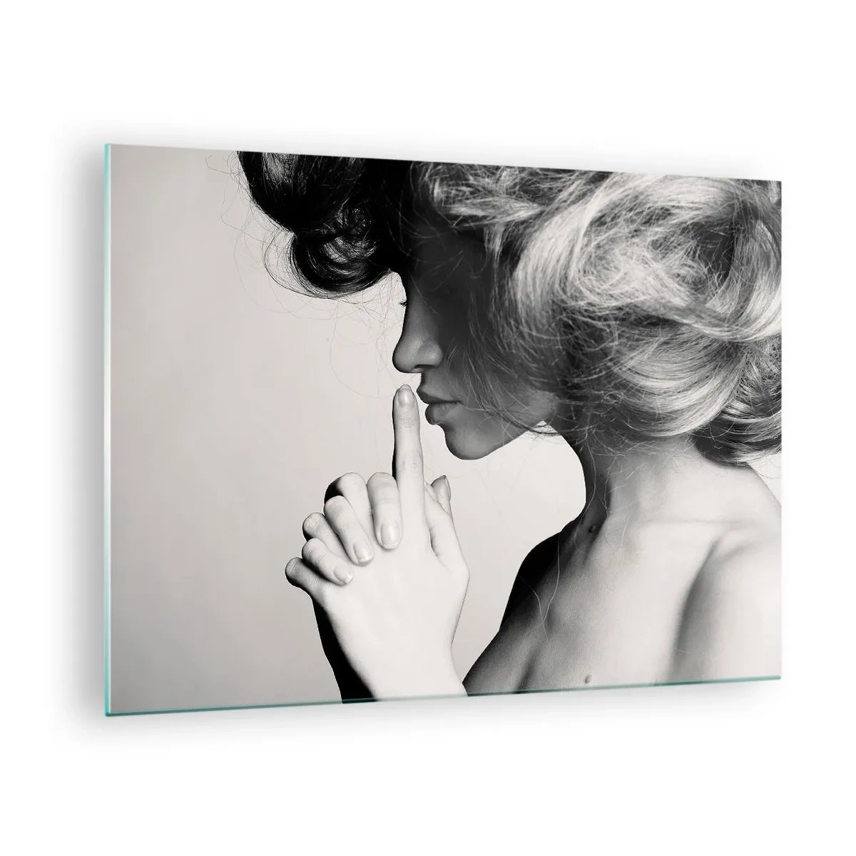 Glasbild - Bild auf glas - Eine Frau auf einem Schwarzweißfoto, die mit Gesten um Ruhe bittet - 70x50cm - Auf sich selbst hören - Moderne Wanddekoration für Wohnzimmer und Schlafzimmer ARTTOR