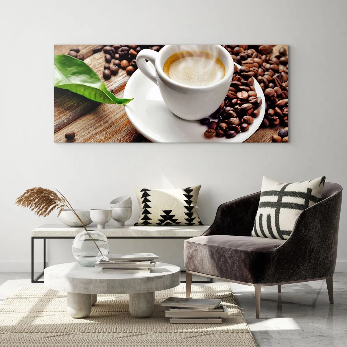 Glasbild - Bild auf glas - Eine Tasse aromatischen Kaffee vor dem Hintergrund von Bohnen und einem Blatt - 160x50cm - Kaffee auf der Bank - Moderne Wanddekoration für Wohnzimmer und Schlafzimmer ARTTOR