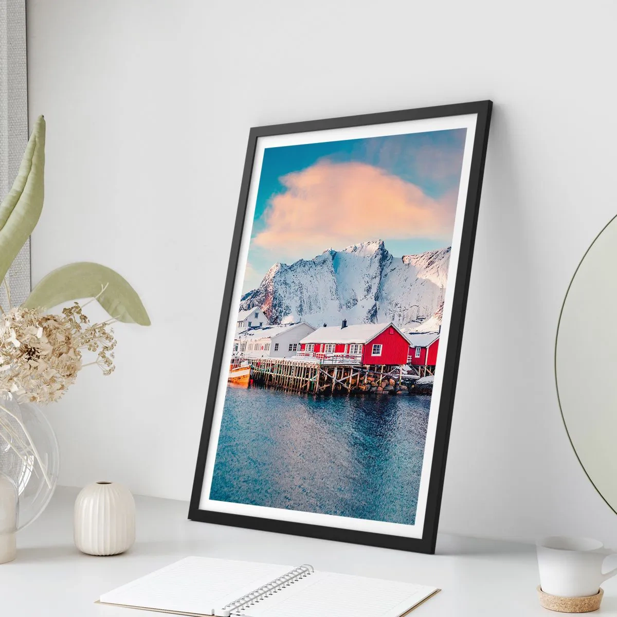 Poster in einem schwarzem Rahmen - Skandinavische Häuser vor der Kulisse schneebedeckter Berge und ruhigem Wasser - 50x70cm - Nördlicher Rückzug - Moderne Wanddekoration für Wohnzimmer und Schlafzimmer ARTTOR