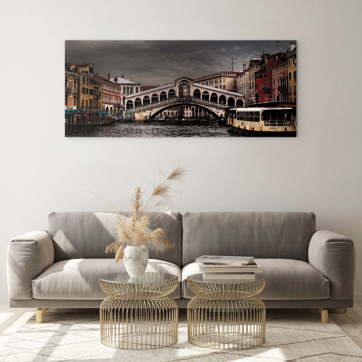 Glasbild - Bild auf glas - Rialtobrücke in Venedig über den Canal Grande, klassische Architektur. - 140x50cm - Das Versprechen eines venezianischen Abends - Moderne Wanddekoration für Wohnzimmer und Schlafzimmer ARTTOR