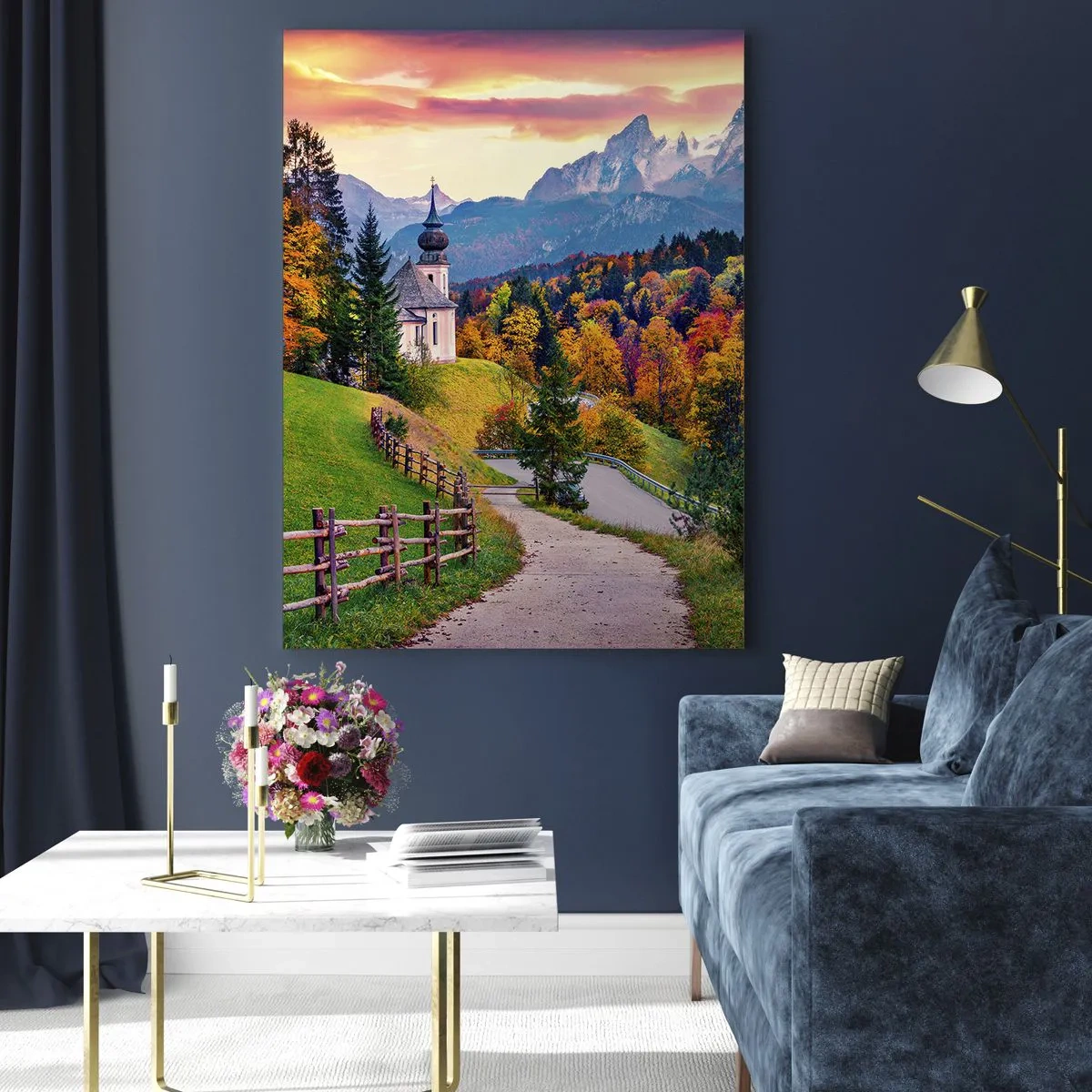 Glasbild - Bild auf glas - Herbstliche Berglandschaft mit Kapelle und Sonnenuntergang - 80x120cm - Landschaftsartige Malerei - Moderne Wanddekoration für Wohnzimmer und Schlafzimmer ARTTOR