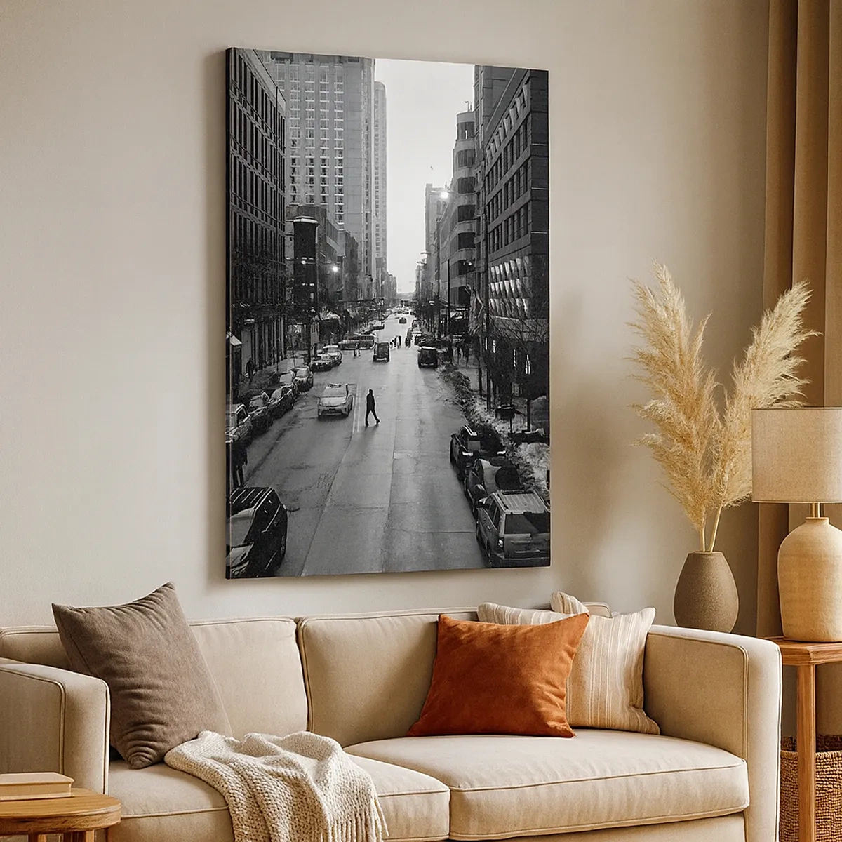 Bild auf Leinwand - Leinwandbild - Eine schwarz-weiße Straße mitten in der Stadt mit Autos und Fußgängern - 50x70cm - Ein weiterer Tag wie jeder andere Tag - Moderne Wanddekoration für Wohnzimmer und Schlafzimmer ARTTOR