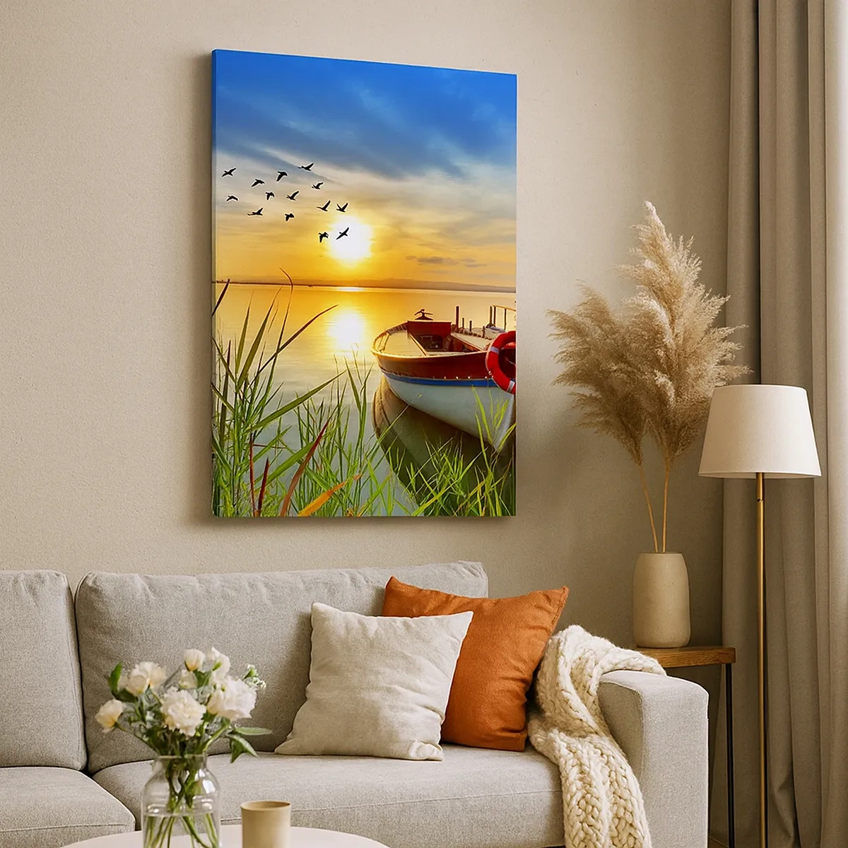 Bild auf Leinwand - Leinwandbild - Ein Boot am Ufer eines Sees bei Sonnenuntergang - 50x70cm - Die Kormorane fliegen schon weg - Moderne Wanddekoration für Wohnzimmer und Schlafzimmer ARTTOR
