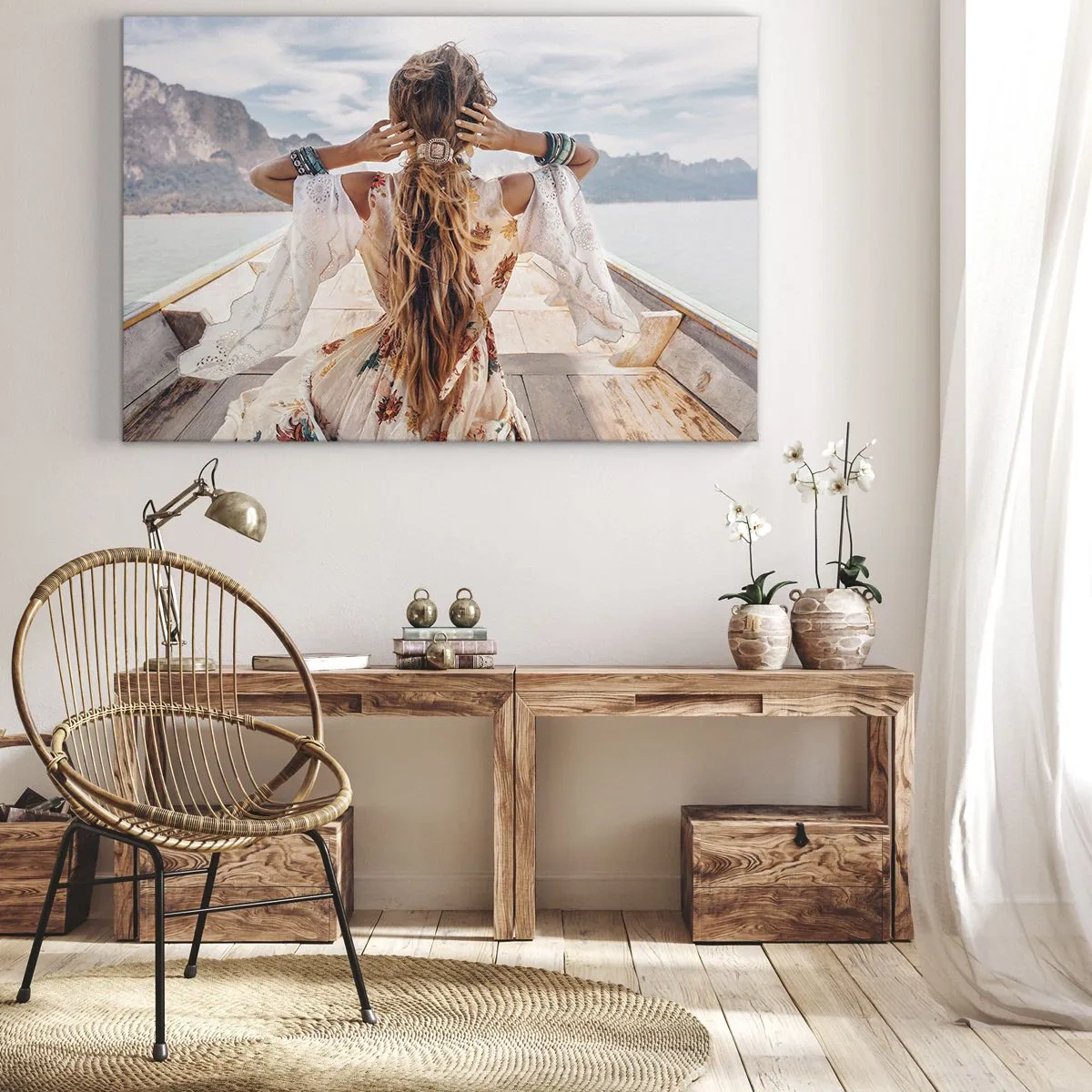 Bild auf Leinwand - Leinwandbild - Frau auf einem Boot mit Blick auf die Berge und das Wasser, Boho-Stil - 70x50cm - Auf dem Weg zum Glück - Moderne Wanddekoration für Wohnzimmer und Schlafzimmer ARTTOR