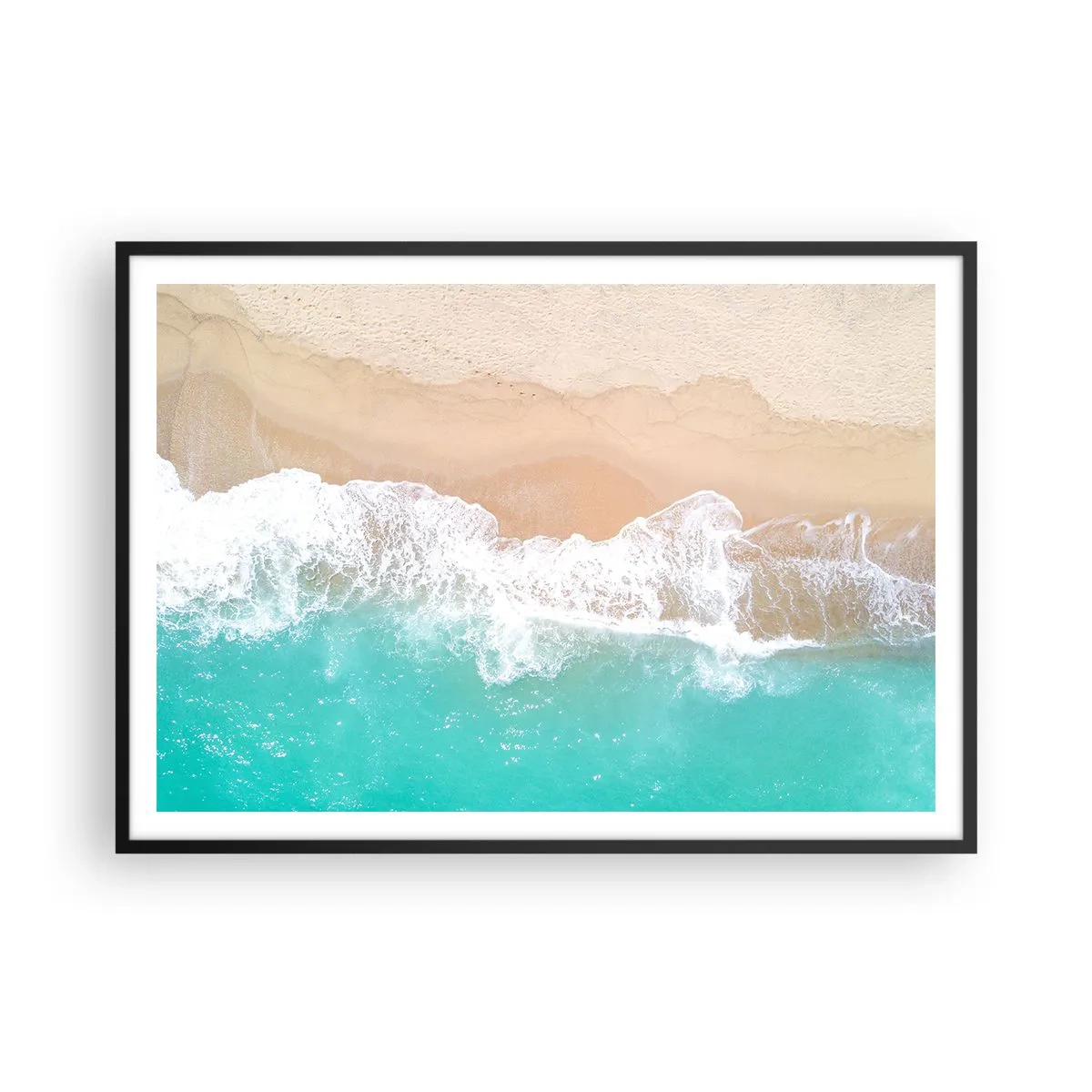Poster in einem schwarzem Rahmen - Eine Vogelperspektive auf einen Strand mit türkisfarbenem Wasser und sanften Wellen - 100x70cm - Eine streichelnde Berührung - Moderne Wanddekoration für Wohnzimmer und Schlafzimmer ARTTOR