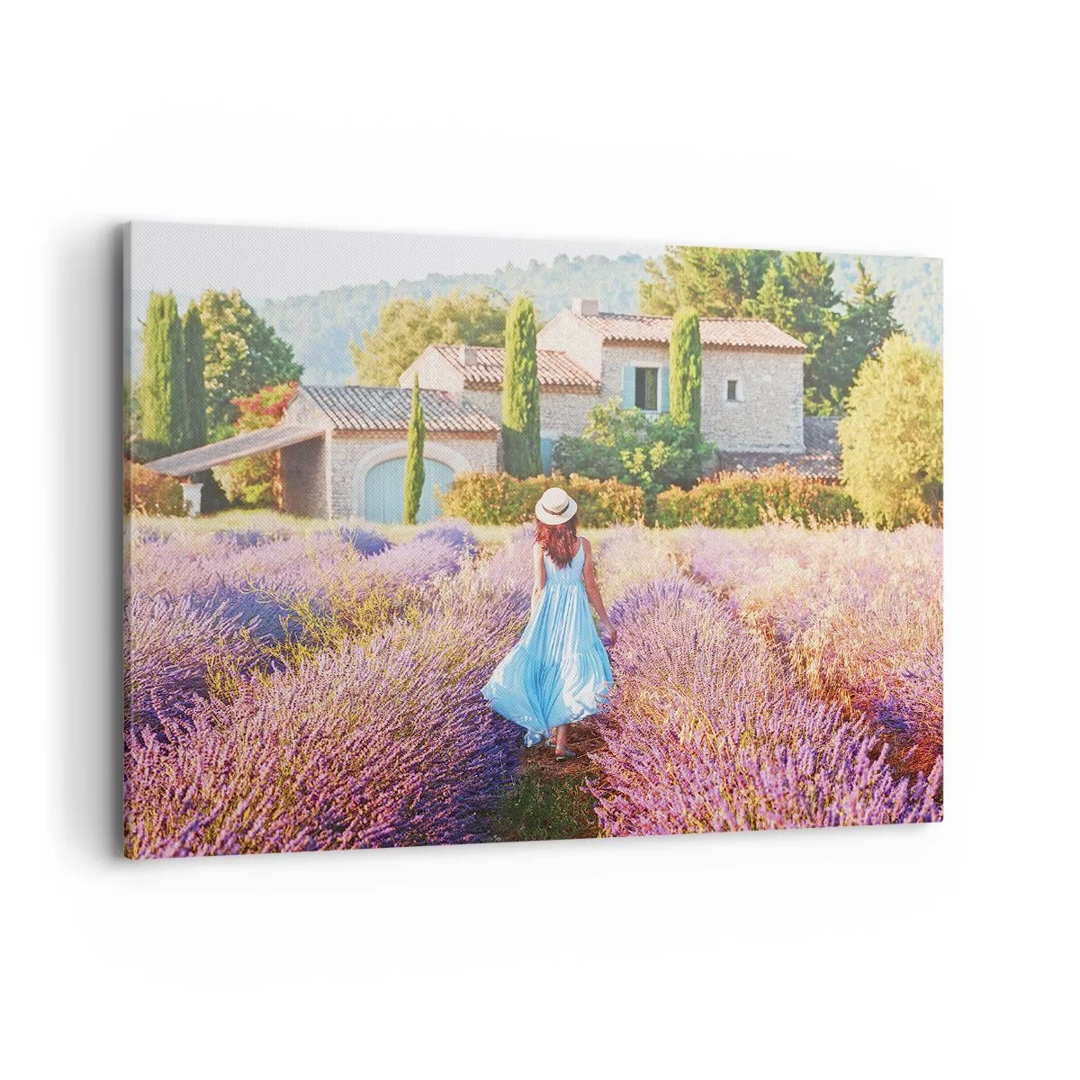 Bild auf Leinwand - Leinwandbild - Eine Frau in einem blauen Kleid geht durch ein Lavendelfeld mit Blick auf ein Haus. - 120x80cm - Lavendel Mädchen - Moderne Wanddekoration für Wohnzimmer und Schlafzimmer ARTTOR
