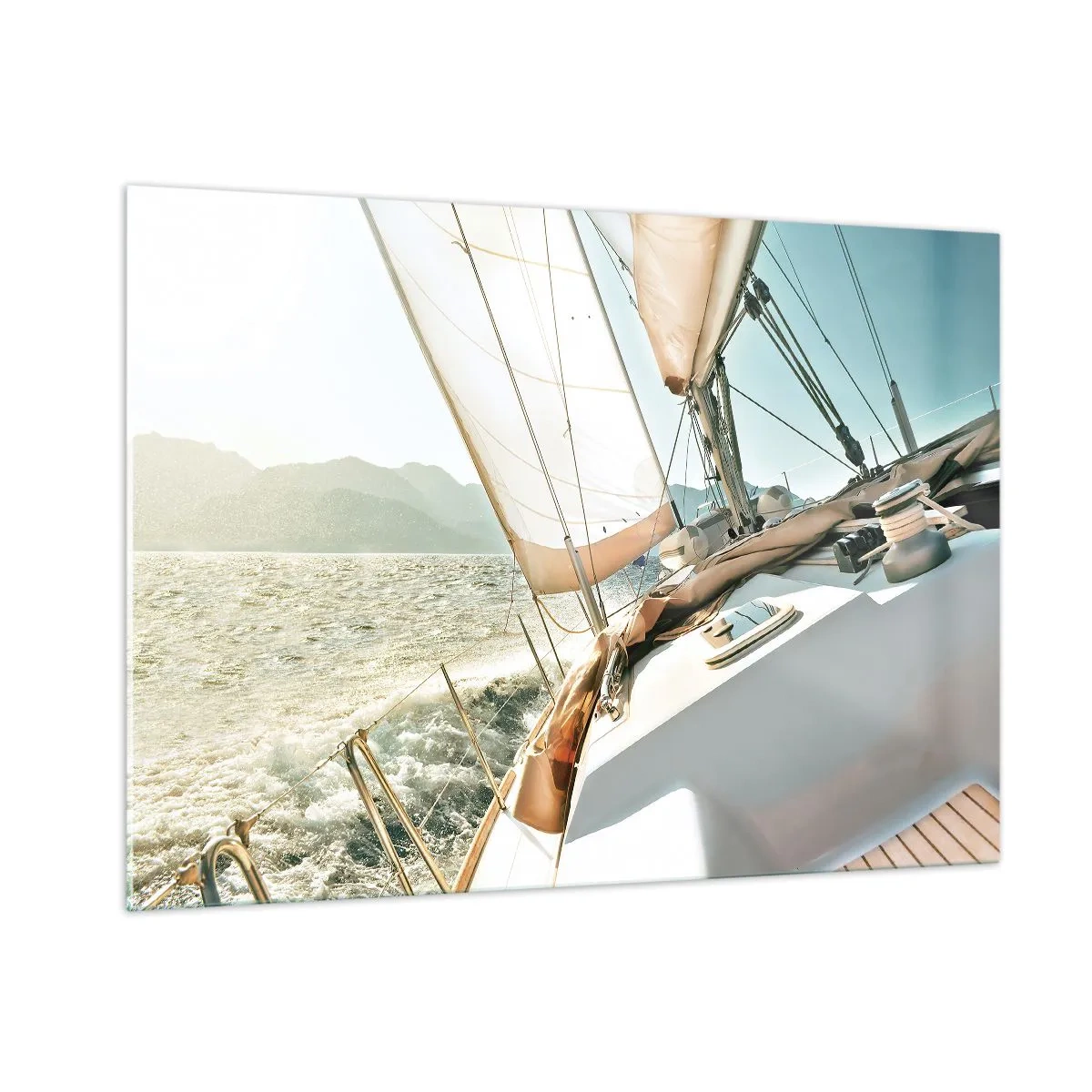 Glasbild - Bild auf glas - Eine Segelyacht vor der Kulisse von Bergen und blauem Himmel - 100x70cm - Unter vollen Segeln - Moderne Wanddekoration für Wohnzimmer und Schlafzimmer ARTTOR