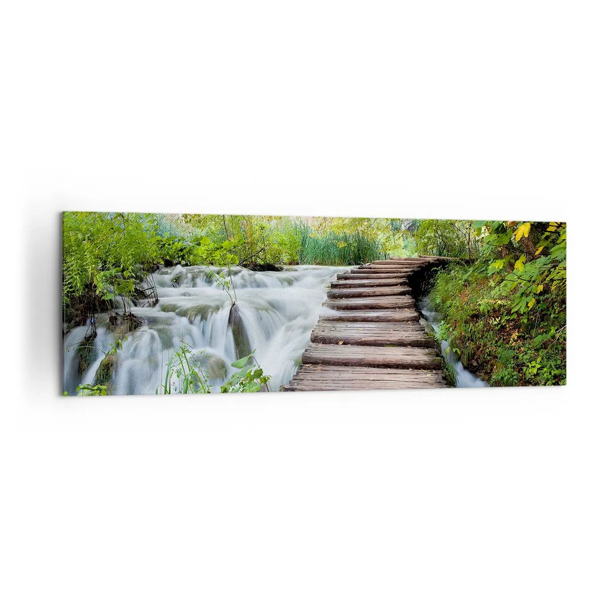 Bild auf Leinwand - Leinwandbild - Eine Holzbrücke über einen Wasserfall, umgeben von üppigem grünen Wald. - 160x50cm - Das Wasser ist überhaupt nicht ruhig - Moderne Wanddekoration für Wohnzimmer und Schlafzimmer ARTTOR