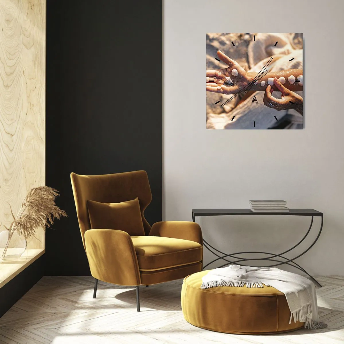 Wanduhr - Glasuhr - Hände mit Muscheln auf dem Sandhintergrund angeordnet - 30x30cm - Schönheit an Ihren Fingerspitzen - Moderne Wanddekoration für Wohnzimmer und Schlafzimmer ARTTOR