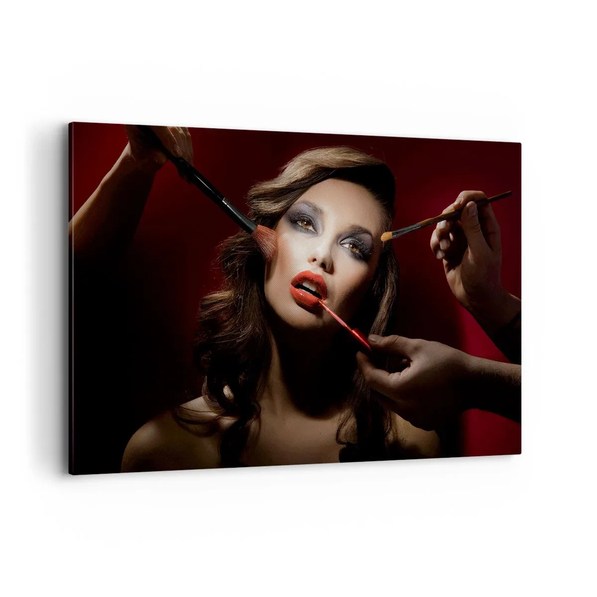 Bild auf Leinwand - Leinwandbild - Stilvolles Porträt einer Frau beim Schminken vor dunklem Hintergrund - 120x80cm - Verträumt schön - Moderne Wanddekoration für Wohnzimmer und Schlafzimmer ARTTOR