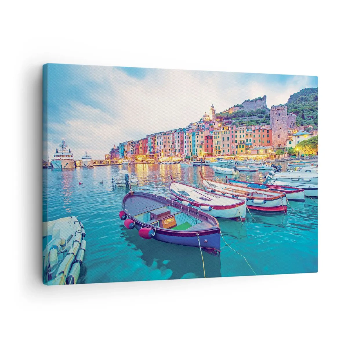 Bild auf Leinwand - Leinwandbild - Eine bunte Stadt am Wasser mit Booten im Hafen - 70x50cm - Bunter Abend im Hafen - Moderne Wanddekoration für Wohnzimmer und Schlafzimmer ARTTOR