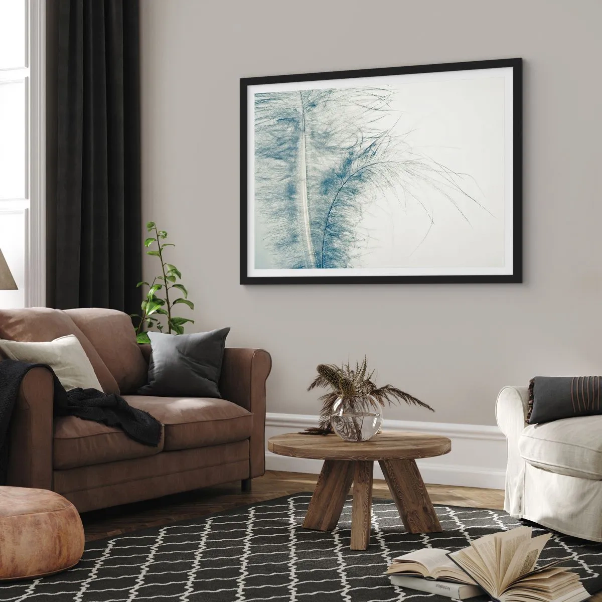 Poster in einem schwarzem Rahmen - Eine zarte Feder in Pastelltönen auf hellem Untergrund - 70x50cm - Flüstern der Natur - Moderne Wanddekoration für Wohnzimmer und Schlafzimmer ARTTOR