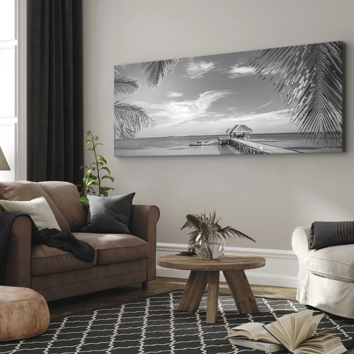 Bild auf Leinwand - Leinwandbild - Schwarz-weißer Strand mit Pier und Palmen an einer tropischen Küste - 140x50cm - Erinnerung oder Traum? - Moderne Wanddekoration für Wohnzimmer und Schlafzimmer ARTTOR