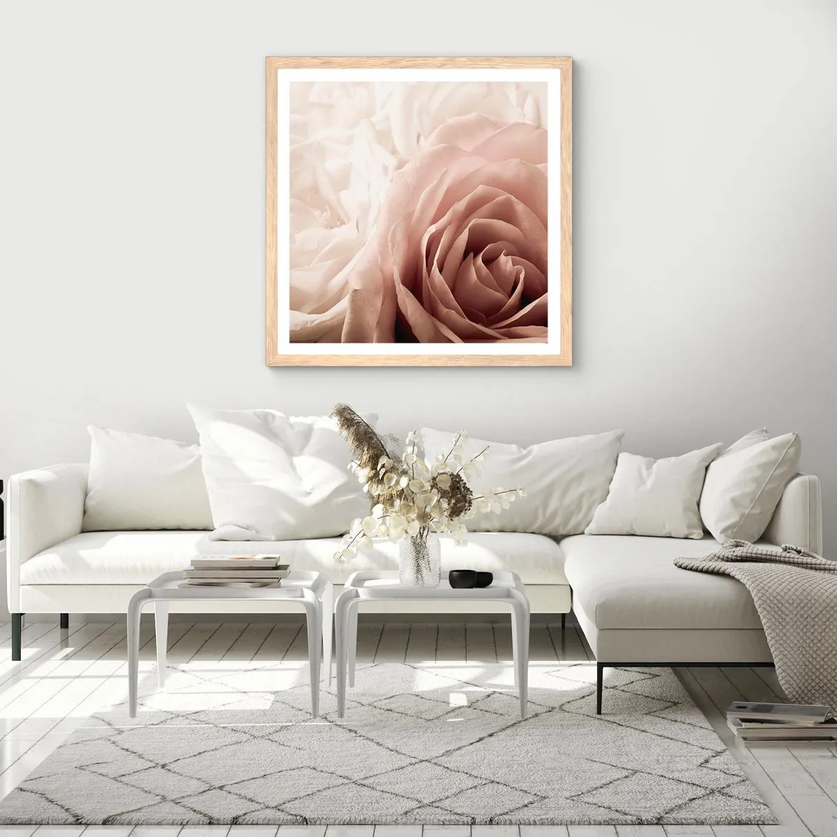 Poster in einem Rahmen aus heller Eiche - Im Herzen der Rose - 60x60 cm