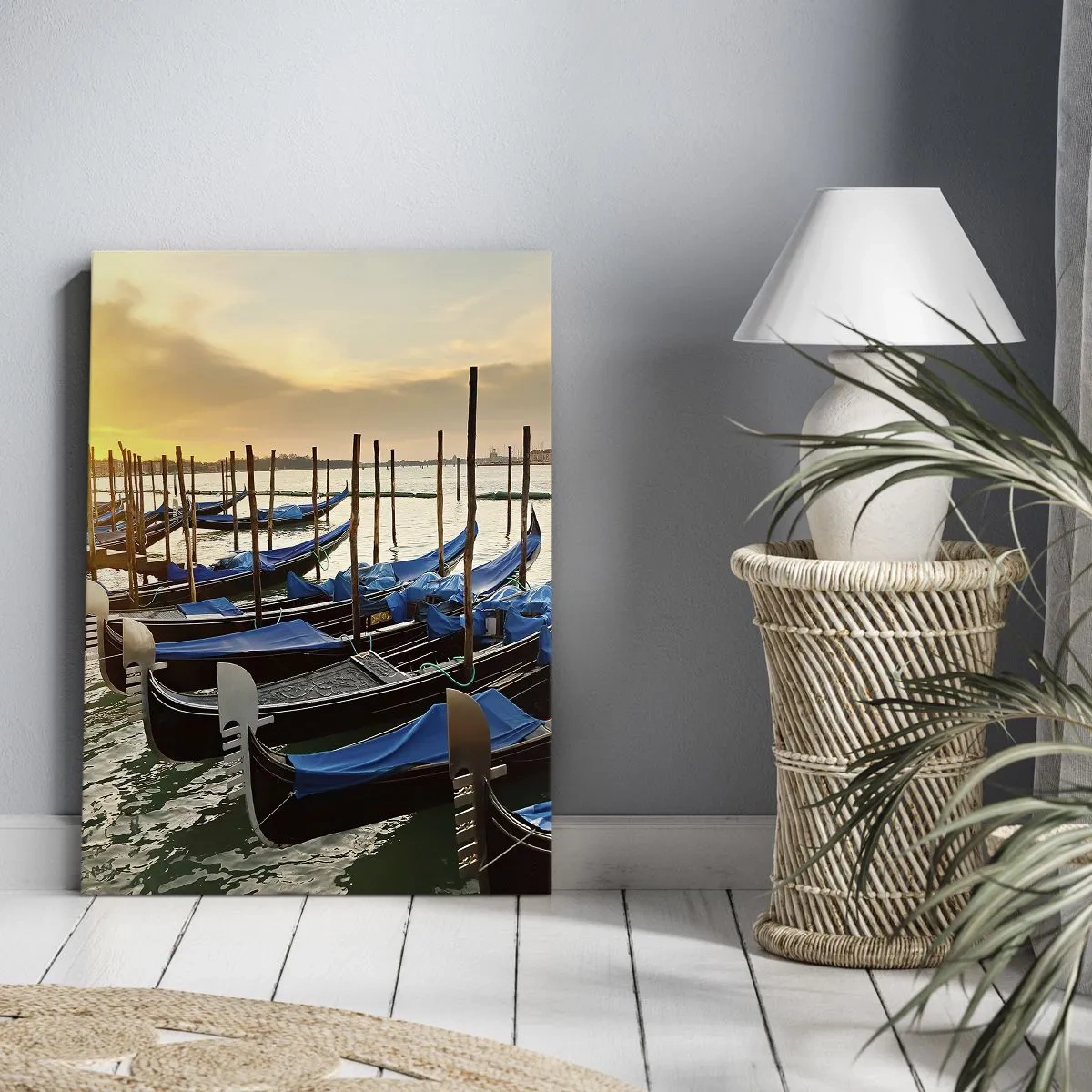 Bild auf Leinwand - Leinwandbild - Gondeln in Venedig am Morgen im Licht der aufgehenden Sonne - 70x100cm - Bevor das Summen kommt - Moderne Wanddekoration für Wohnzimmer und Schlafzimmer ARTTOR