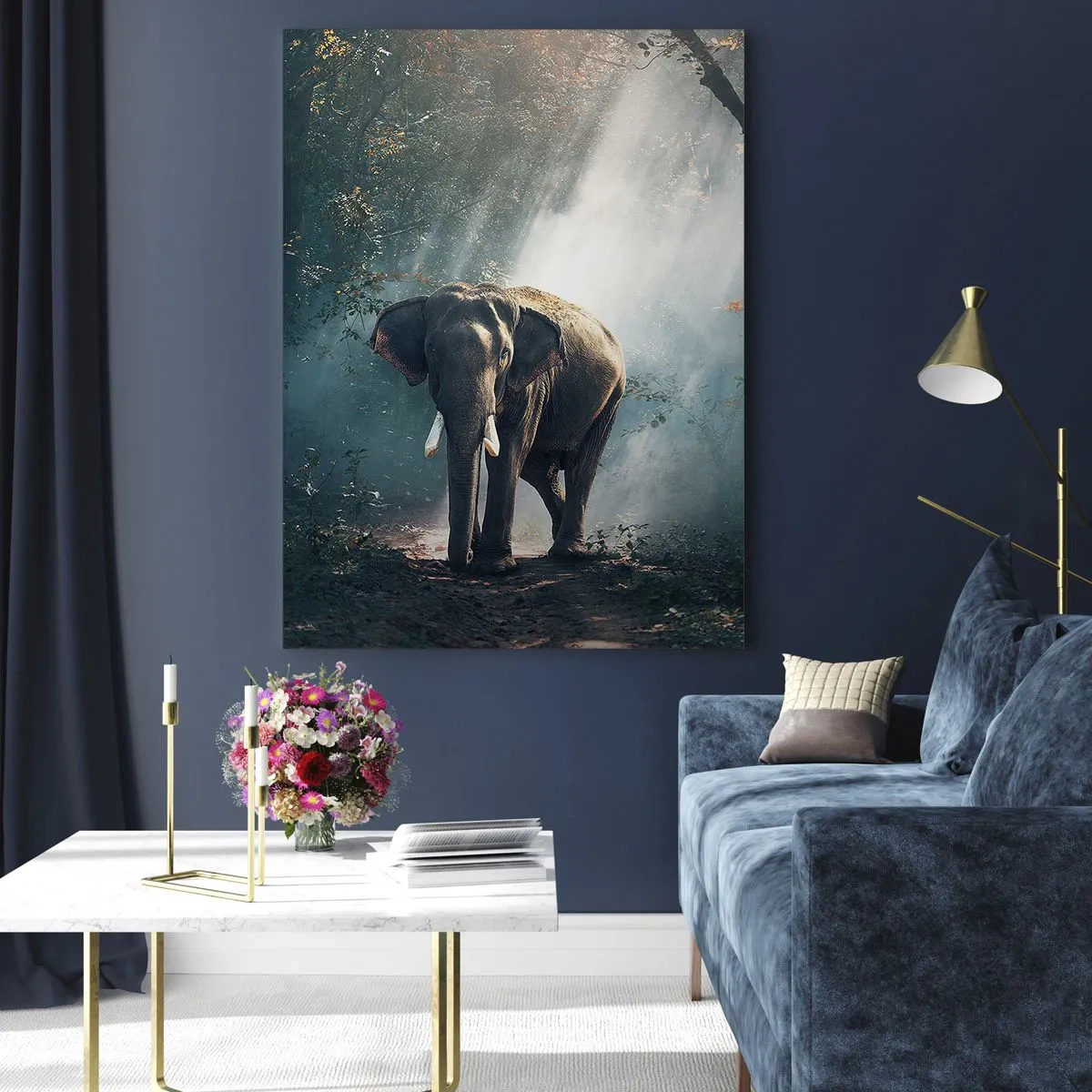 Glasbild - Bild auf glas - Ein Elefant läuft durch den Wald, während das Sonnenlicht durch die Bäume fällt. - 50x70cm - Ein gemütlicher Spaziergang - Moderne Wanddekoration für Wohnzimmer und Schlafzimmer ARTTOR