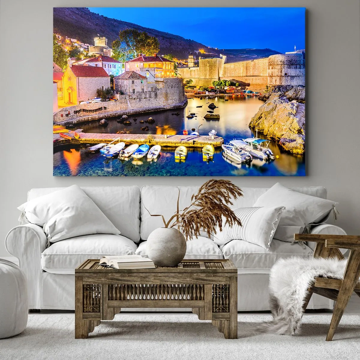 Bild auf Leinwand - Leinwandbild - Ein malerischer Hafen bei Nacht mit beleuchteten Gebäuden - 120x80cm - Beleuchtete Nacht an der Adria - Moderne Wanddekoration für Wohnzimmer und Schlafzimmer ARTTOR